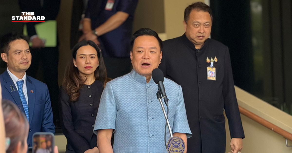 อนุทิน ชาญวีรกูล นายกรัฐมนตรีและรัฐมนตรีว่าการกระทรวงมหาดไทย ให้สัมภาษณ์สื่อมวลชน