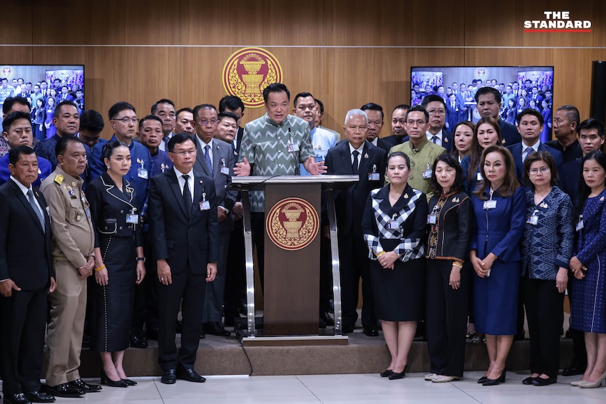อนุทิน ชาญวีรกูล นำ สส. พรรคภูมิใจไทย ยื่น 2 ร่าง พ.ร.บ.ยาเสพติด ต่อ โสภณ ซารัมย์ ที่รัฐสภา 1