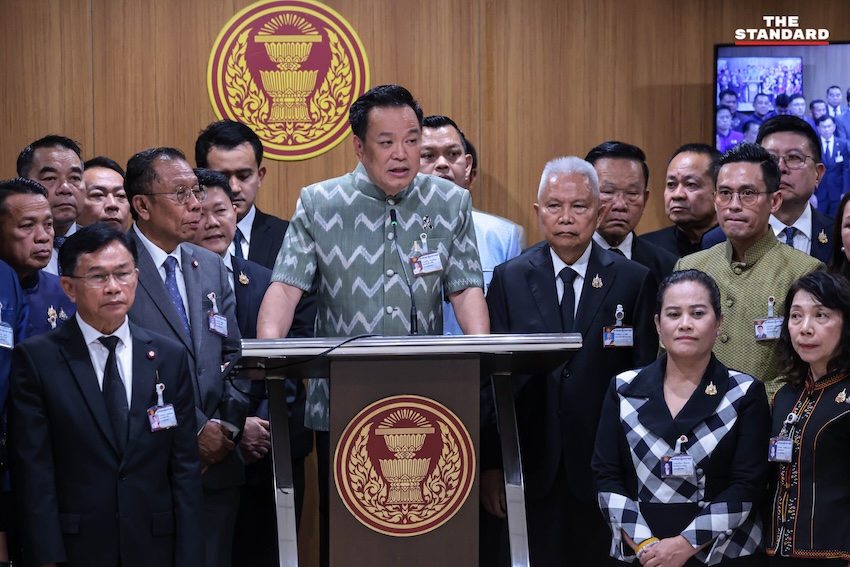 อนุทิน ชาญวีรกูล นำ สส. พรรคภูมิใจไทย ยื่น 2 ร่าง พ.ร.บ.ยาเสพติด ต่อ โสภณ ซารัมย์ ที่รัฐสภา 2