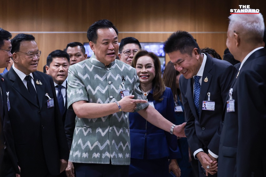 อนุทิน ชาญวีรกูล นำ สส. พรรคภูมิใจไทย ยื่น 2 ร่าง พ.ร.บ.ยาเสพติด ต่อ โสภณ ซารัมย์ ที่รัฐสภา 3