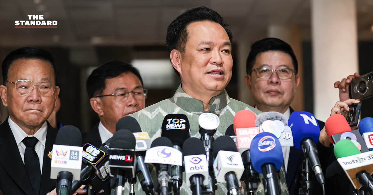 อนุทิน ชาญวีรกูล ให้สัมภาษณ์สื่อมวลชนเรื่องวันอภิปรายไม่ไว้วางใจและเงินเยียวยาน้ำท่วม