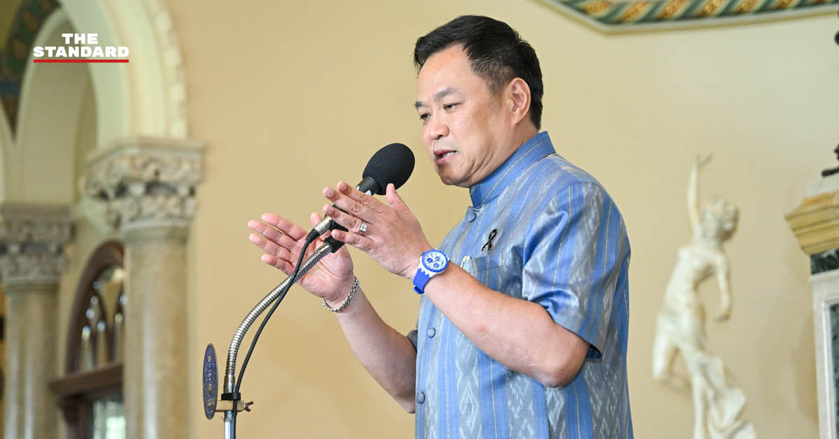 อนุทิน ชาญวีรกูล ให้สัมภาษณ์สื่อมวลชนที่ทำเนียบรัฐบาล