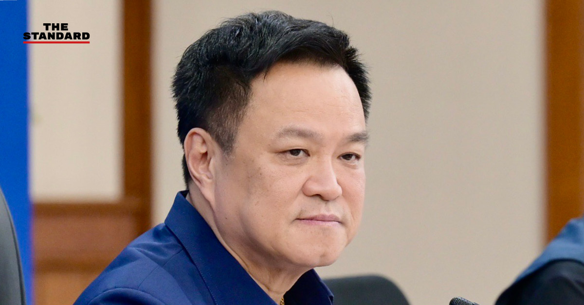 อนุทิน ชาญวีรกูล รองนายกรัฐมนตรี และรัฐมนตรีว่าการกระทรวงมหาดไทย ให้สัมภาษณ์สื่อมวลชน
