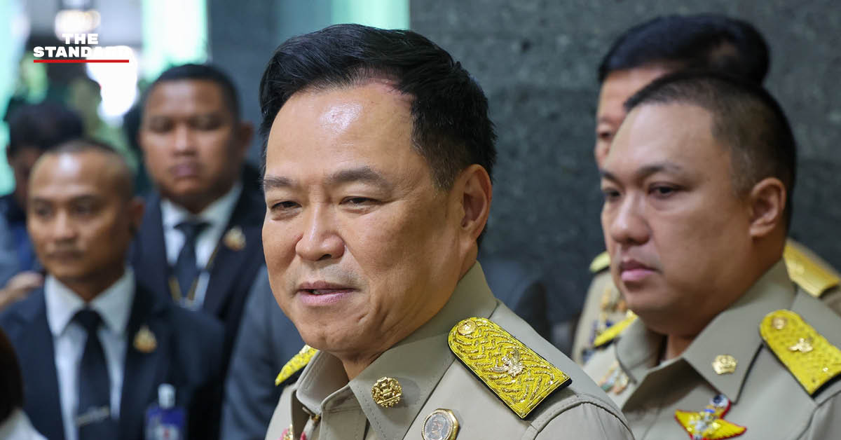 อนุทิน ชาญวีรกูล ให้สัมภาษณ์สื่อมวลชนที่กระทรวงมหาดไทย