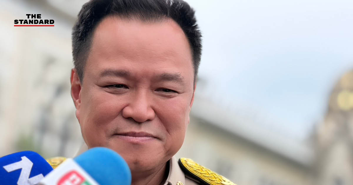 อนุทิน ชาญวีรกูล นายกรัฐมนตรีและรัฐมนตรีว่าการกระทรวงมหาดไทย กำลังให้สัมภาษณ์