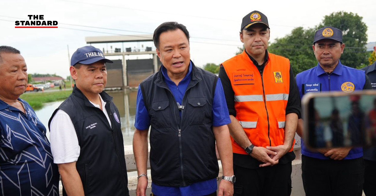 อนุทิน ชาญวีรกูล ลงพื้นที่ตรวจการบริหารจัดการน้ำที่ประตูระบายน้ำสองพี่น้อง จังหวัดสุพรรณบุรี
