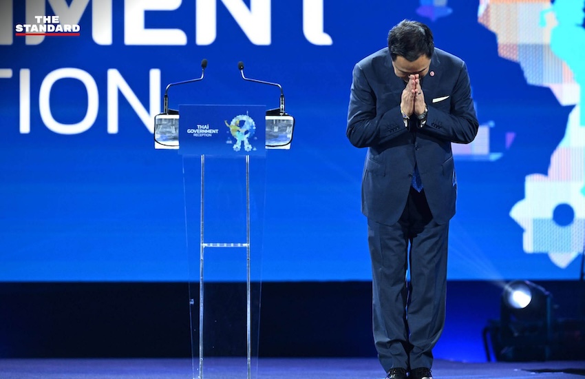 อนุทิน ชาญวีรกูล เป่าแซ็กโซโฟนในงานเลี้ยงรับรองผู้นำการเงินโลก IMF และ World Bank ที่ One Bangkok Forum 2