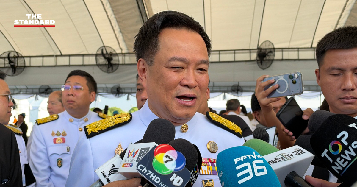 อนุทิน ชาญวีรกูล ให้สัมภาษณ์สื่อมวลชนที่ท้องสนามหลวงเกี่ยวกับวันอภิปรายไม่ไว้วางใจ