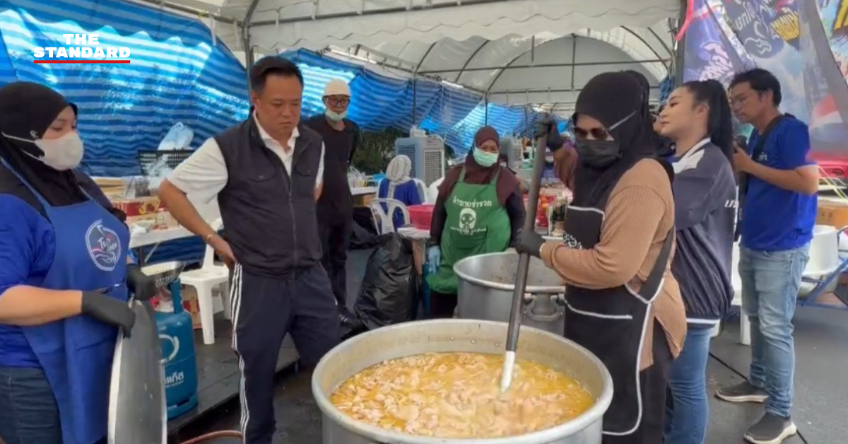อนุทิน ชาญวีรกูล รองนายกรัฐมนตรีและรัฐมนตรีว่าการกระทรวงมหาดไทย ตรวจเยี่ยมโรงครัวภูมิใจไทยที่กำลังประกอบอาหารช่วยเหลือผู้ประสบภัยน้ำท่วม