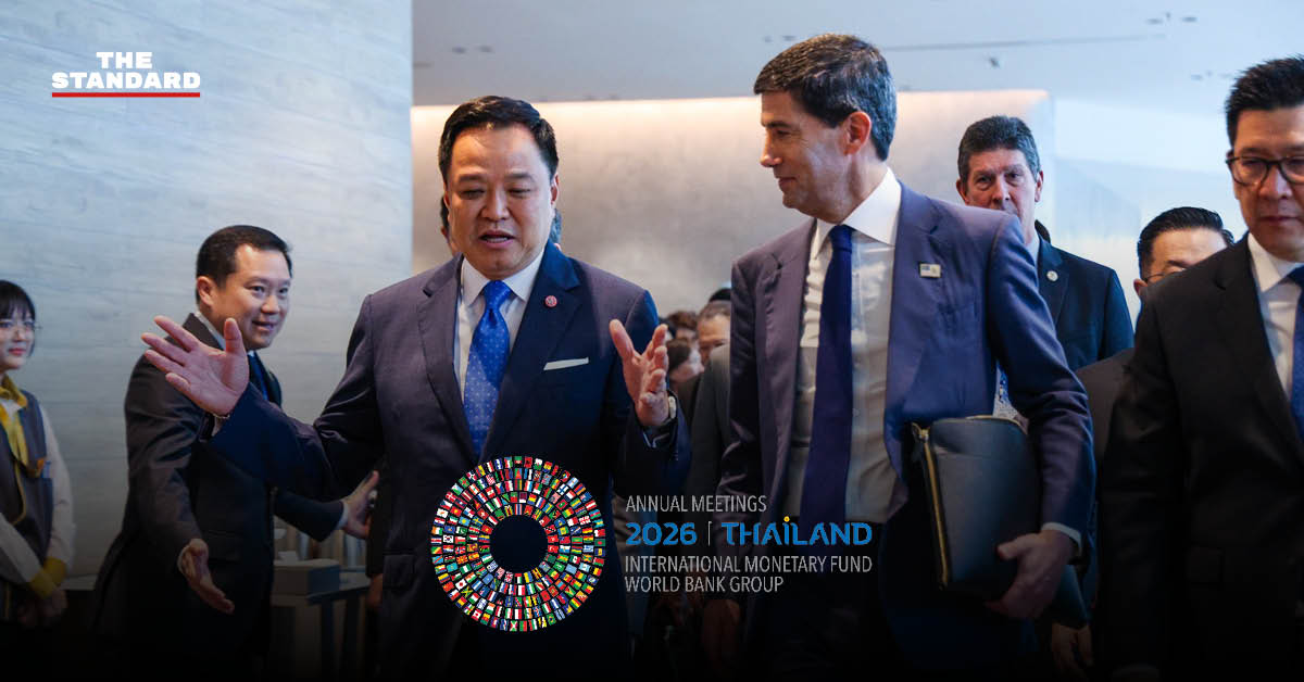 อนุทิน ชาญวีรกูล พบและจับมือทักทายกับ เควิน วอร์ช ประธานเฟด ที่ศูนย์การประชุมแห่งชาติสิริกิติ์