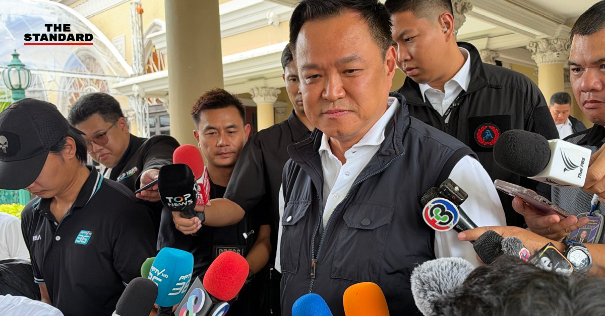 อนุทิน ชาญวีรกูล ให้สัมภาษณ์สื่อมวลชน