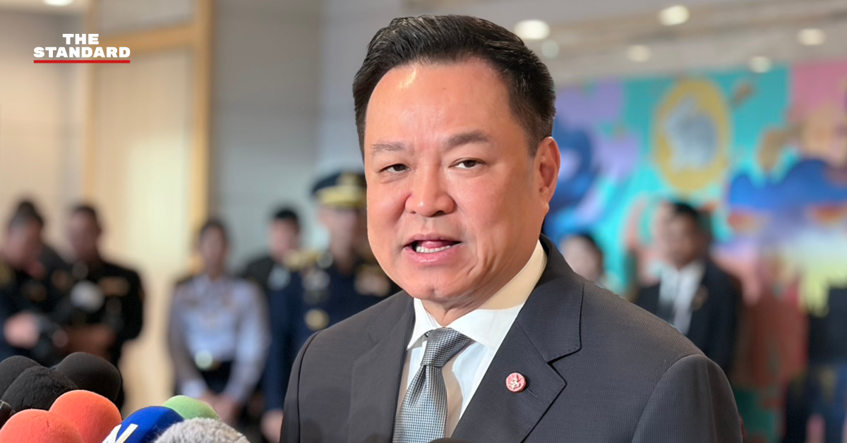 อนุทิน ชาญวีรกูล ให้สัมภาษณ์สื่อมวลชนที่ท่าอากาศยานทหาร 2 กองบิน 6 ดอนเมือง