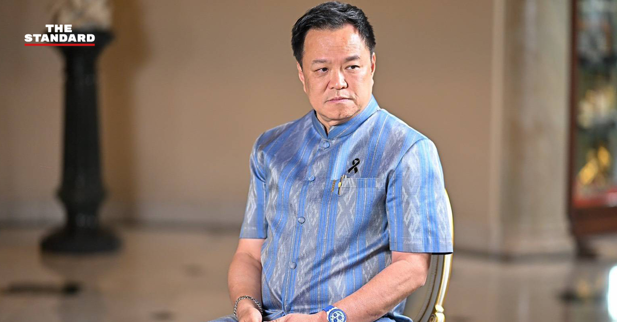 อนุทิน ชาญวีรกูล นายกรัฐมนตรีและรัฐมนตรีว่าการกระทรวงมหาดไทย ขณะให้สัมภาษณ์