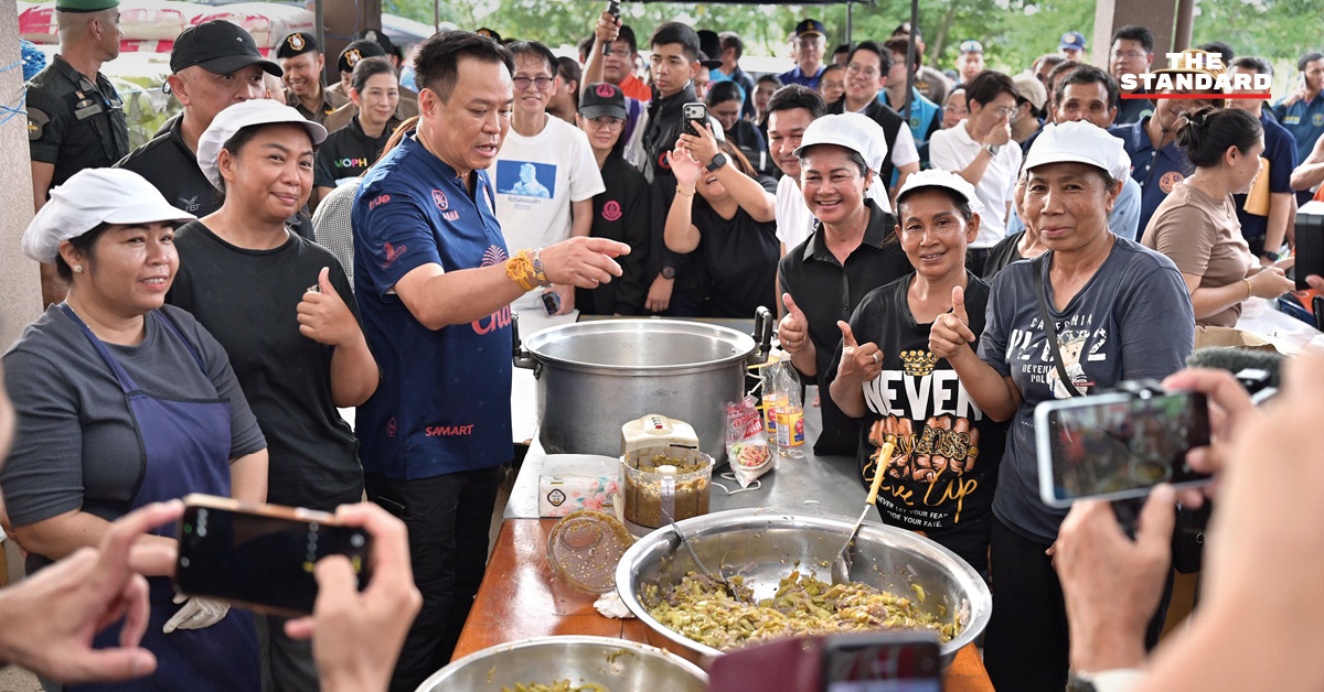 อนุทิน ชาญวีรกูล ลงพื้นที่ตรวจเยี่ยมผู้ประสบภัยน้ำท่วมที่จังหวัดปราจีนบุรี