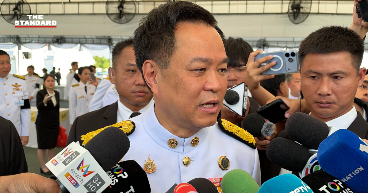 อนุทิน ชาญวีรกูล ให้สัมภาษณ์สื่อมวลชนที่ท้องสนามหลวงเกี่ยวกับราคาน้ำมันดีเซล