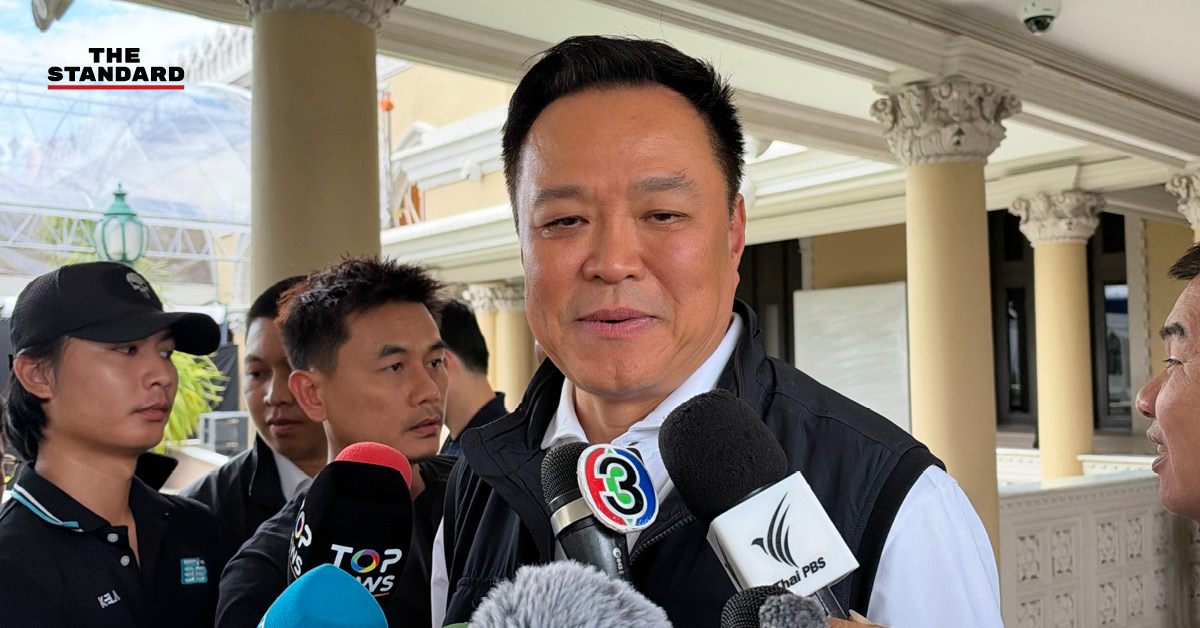 ภาพ อนุทิน ชาญวีรกูล นายกรัฐมนตรี และรัฐมนตรีว่าการกระทรวงมหาดไทย ขณะให้สัมภาษณ์สื่อมวลชนที่ทำเนียบรัฐบาล
