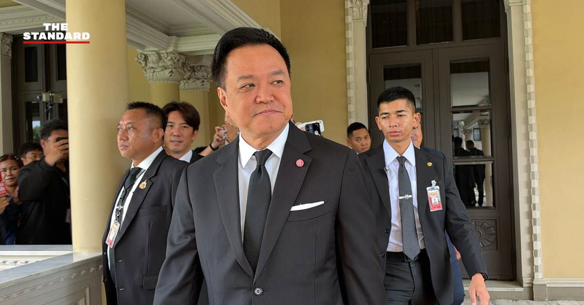 อนุทิน ชาญวีรกูล เดินขึ้นตึกไทยคู่ฟ้าหลังตอบสื่อเรื่องภาพรับประทานอาหารกับธรรมนัส พรหมเผ่า