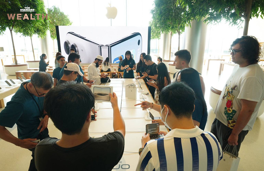 บรรยากาศลูกค้าต่อคิวรอรับเครื่อง iPhone Duo ที่ Apple Store ในวันแรกที่เริ่มวางจำหน่าย 1