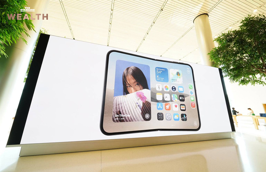 บรรยากาศลูกค้าต่อคิวรอรับเครื่อง iPhone Duo ที่ Apple Store ในวันแรกที่เริ่มวางจำหน่าย 2