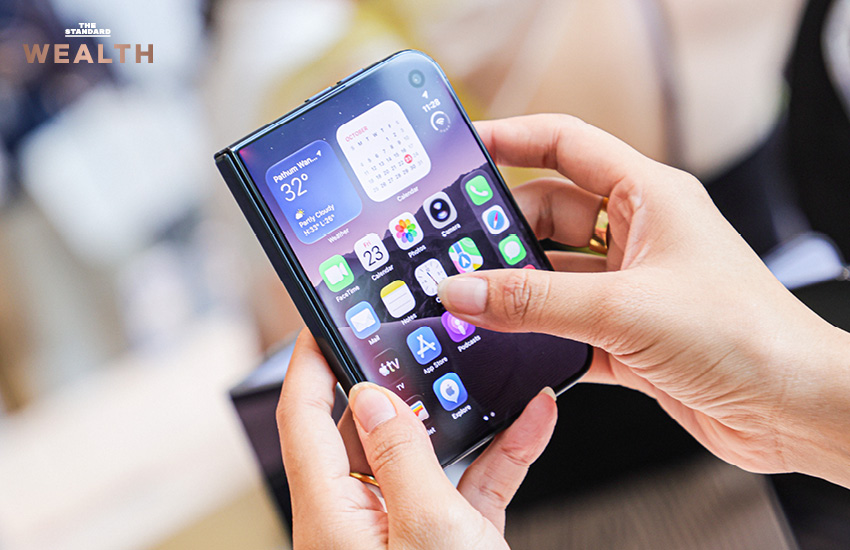 บรรยากาศลูกค้าต่อคิวรอรับเครื่อง iPhone Duo ที่ Apple Store ในวันแรกที่เริ่มวางจำหน่าย 3