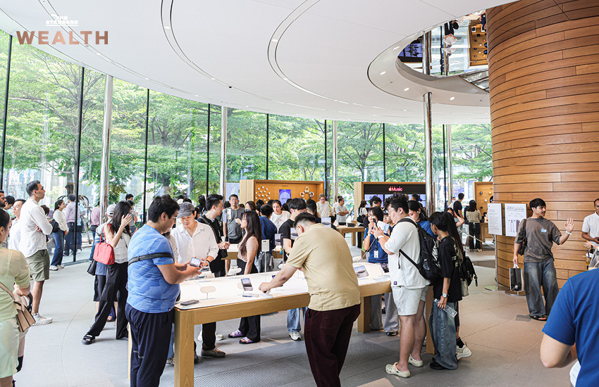 บรรยากาศลูกค้าต่อคิวรอรับเครื่อง iPhone Duo ที่ Apple Store ในวันแรกที่เริ่มวางจำหน่าย 4