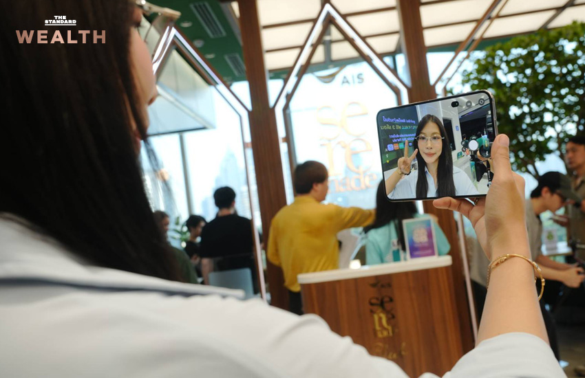 บรรยากาศลูกค้าต่อคิวรอรับเครื่อง iPhone Duo ที่ Apple Store ในวันแรกที่เริ่มวางจำหน่าย 5