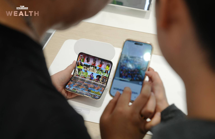 บรรยากาศลูกค้าต่อคิวรอรับเครื่อง iPhone Duo ที่ Apple Store ในวันแรกที่เริ่มวางจำหน่าย 6