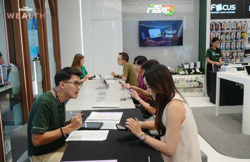 บรรยากาศลูกค้าต่อคิวรอรับเครื่อง iPhone Duo ที่ Apple Store ในวันแรกที่เริ่มวางจำหน่าย 7