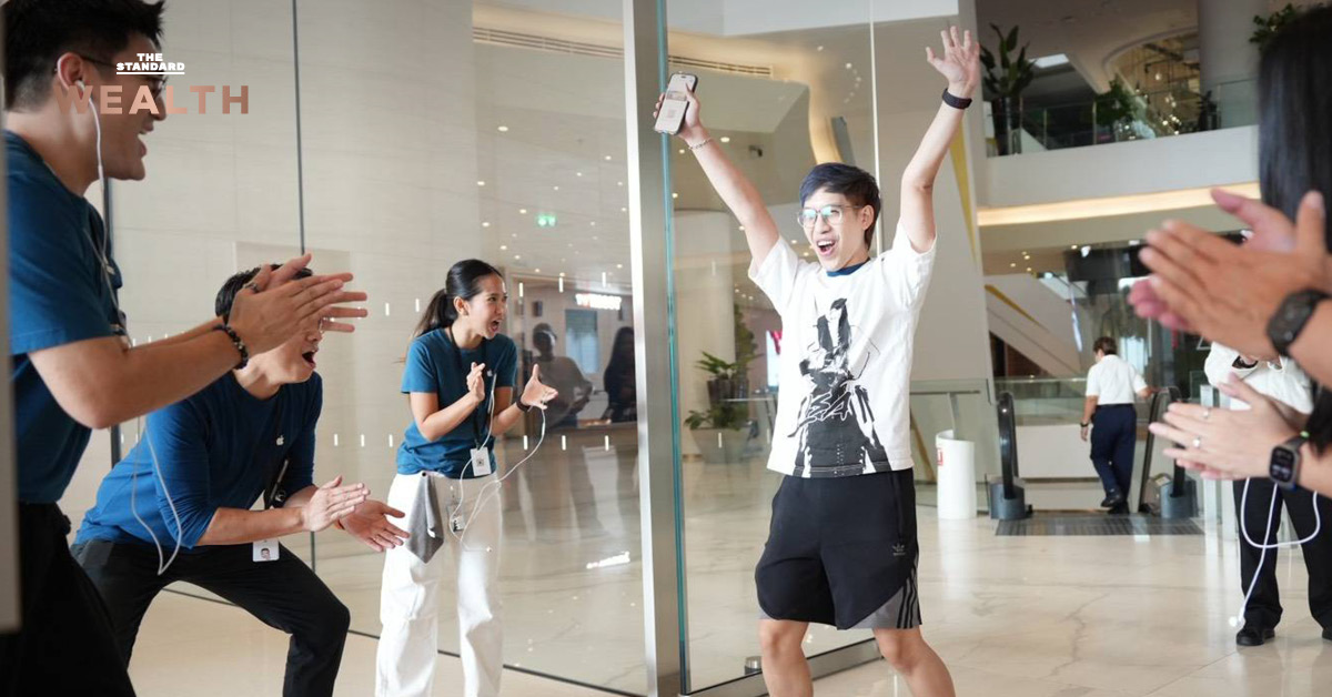 บรรยากาศลูกค้าต่อคิวรอรับเครื่อง iPhone Duo ที่ Apple Store ในวันแรกที่เริ่มวางจำหน่าย