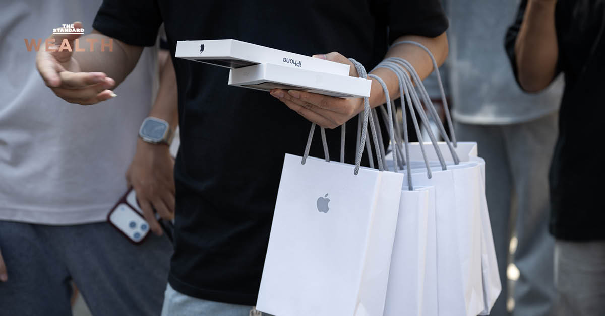 ลูกค้าต่อแถวรอซื้อและรับเครื่องหน้าร้าน Apple ในช่วงเปิดตัวสมาร์ทโฟน