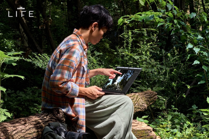 ภาพตัวเครื่อง MacBook Pro รุ่นใหม่พร้อมหน้าจอ PROLED XDR รองรับระบบสัมผัส 4