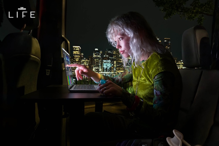 ภาพตัวเครื่อง MacBook Pro รุ่นใหม่พร้อมหน้าจอ PROLED XDR รองรับระบบสัมผัส 5