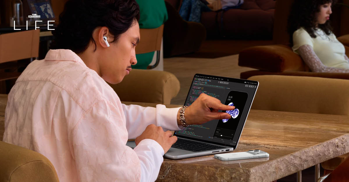 ภาพตัวเครื่อง MacBook Pro รุ่นใหม่พร้อมหน้าจอ PROLED XDR รองรับระบบสัมผัส