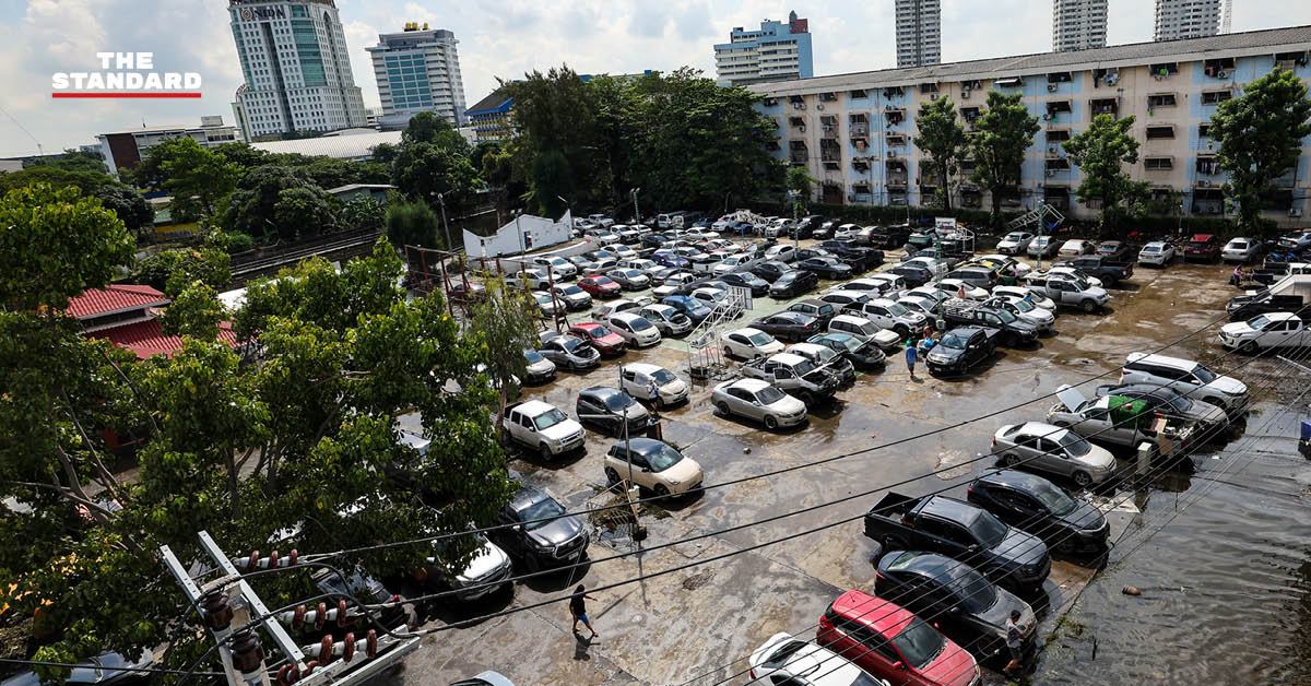 ประชาชนในพื้นที่บางกะปิและแฟลตคลองจั่นกำลังทำความสะอาดบ้านเรือนและทรัพย์สินหลังน้ำท่วมลดลง