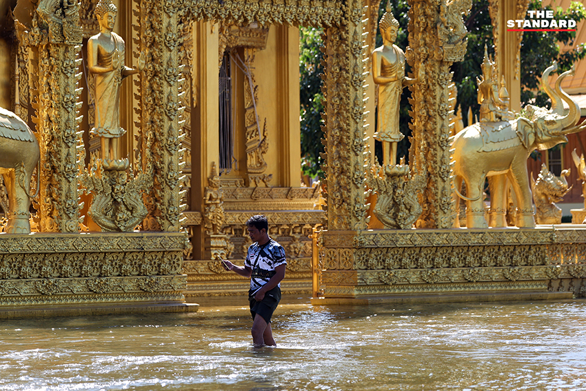 ภาพมุมสูงแสดงสถานการณ์น้ำท่วมบริเวณวัดปากน้ำโจ้โล้ อำเภอบางคล้า จังหวัดฉะเชิงเทรา ที่มีน้ำล้อมรอบพื้นที่ศาสนสถาน 1