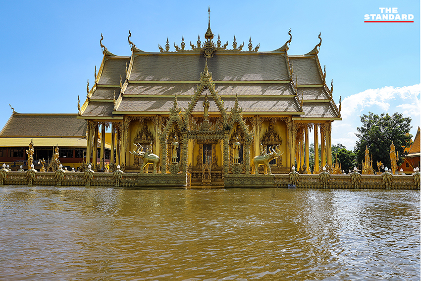 ภาพมุมสูงแสดงสถานการณ์น้ำท่วมบริเวณวัดปากน้ำโจ้โล้ อำเภอบางคล้า จังหวัดฉะเชิงเทรา ที่มีน้ำล้อมรอบพื้นที่ศาสนสถาน 10