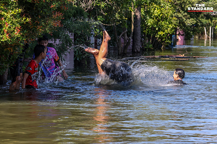 ภาพมุมสูงแสดงสถานการณ์น้ำท่วมบริเวณวัดปากน้ำโจ้โล้ อำเภอบางคล้า จังหวัดฉะเชิงเทรา ที่มีน้ำล้อมรอบพื้นที่ศาสนสถาน 2