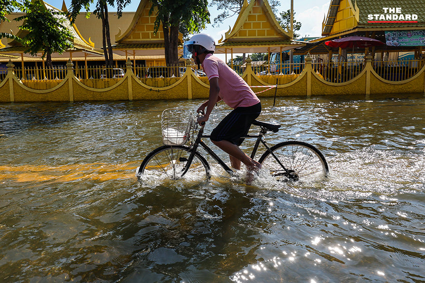 ภาพมุมสูงแสดงสถานการณ์น้ำท่วมบริเวณวัดปากน้ำโจ้โล้ อำเภอบางคล้า จังหวัดฉะเชิงเทรา ที่มีน้ำล้อมรอบพื้นที่ศาสนสถาน 7