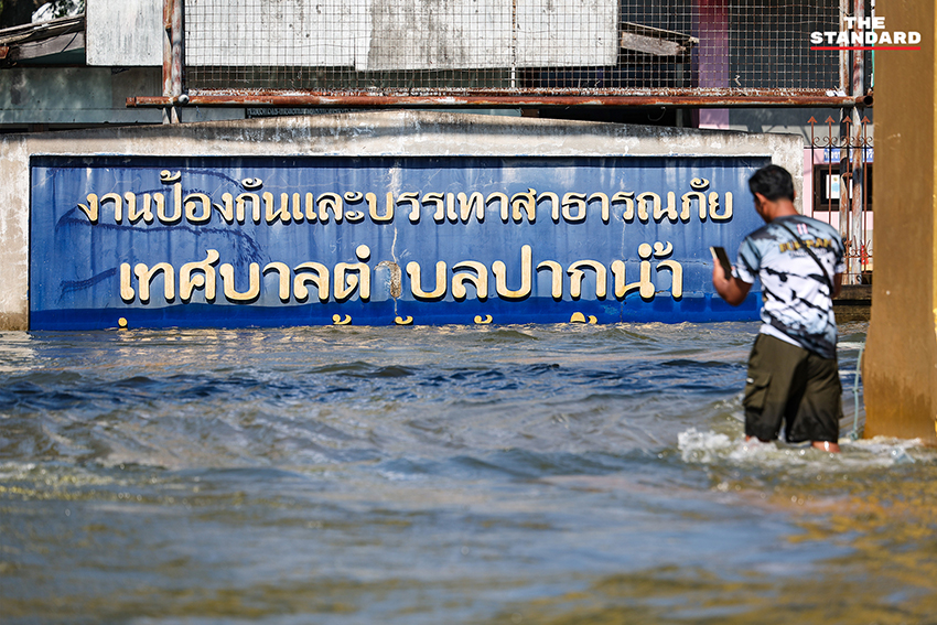 ภาพมุมสูงแสดงสถานการณ์น้ำท่วมบริเวณวัดปากน้ำโจ้โล้ อำเภอบางคล้า จังหวัดฉะเชิงเทรา ที่มีน้ำล้อมรอบพื้นที่ศาสนสถาน 8