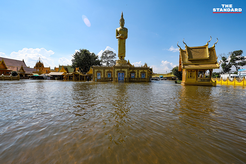 ภาพมุมสูงแสดงสถานการณ์น้ำท่วมบริเวณวัดปากน้ำโจ้โล้ อำเภอบางคล้า จังหวัดฉะเชิงเทรา ที่มีน้ำล้อมรอบพื้นที่ศาสนสถาน 9