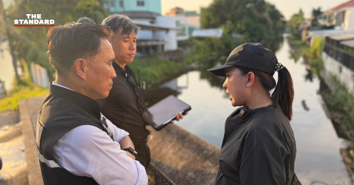 ภาพมุมสูงแสดงพื้นที่น้ำท่วมขังสูงในหมู่บ้านเคหะธานี 4 เขตสะพานสูง กรุงเทพมหานคร