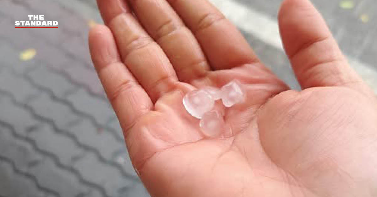 ภาพแสดงสภาพการจราจรติดขัดท่ามกลางฝนตกหนักและลูกเห็บในกรุงเทพฯ