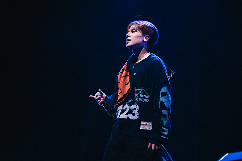 ภาพวงบอยกรุ๊ป BE:FIRST กำลังแสดงบนเวทีคอนเสิร์ต 2