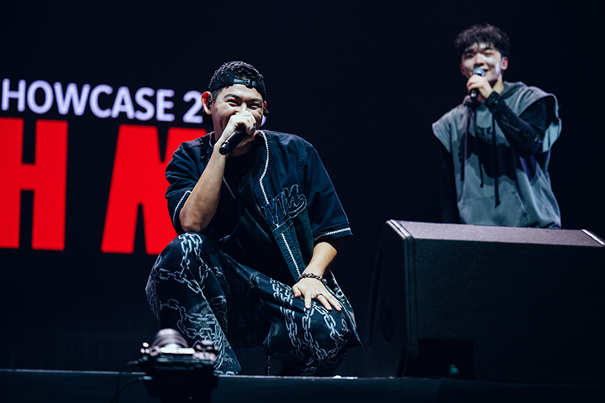 ภาพวงบอยกรุ๊ป BE:FIRST กำลังแสดงบนเวทีคอนเสิร์ต 7