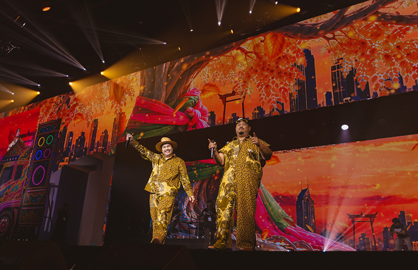 ภาพ ป๊อบ ปองกูล และ โอ๊ต ปราโมทย์ บนเวทีคอนเสิร์ต เบิ้ม เบิ้ม concert 1