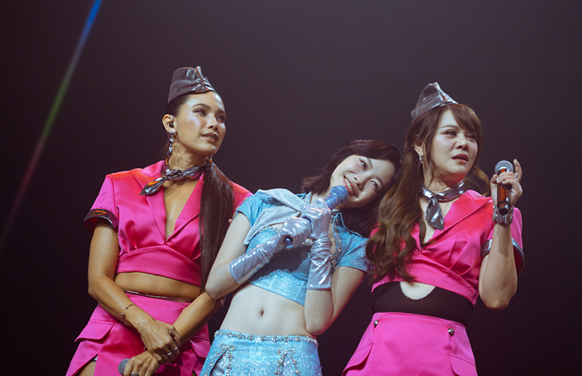 ภาพ ป๊อบ ปองกูล และ โอ๊ต ปราโมทย์ บนเวทีคอนเสิร์ต เบิ้ม เบิ้ม concert 8