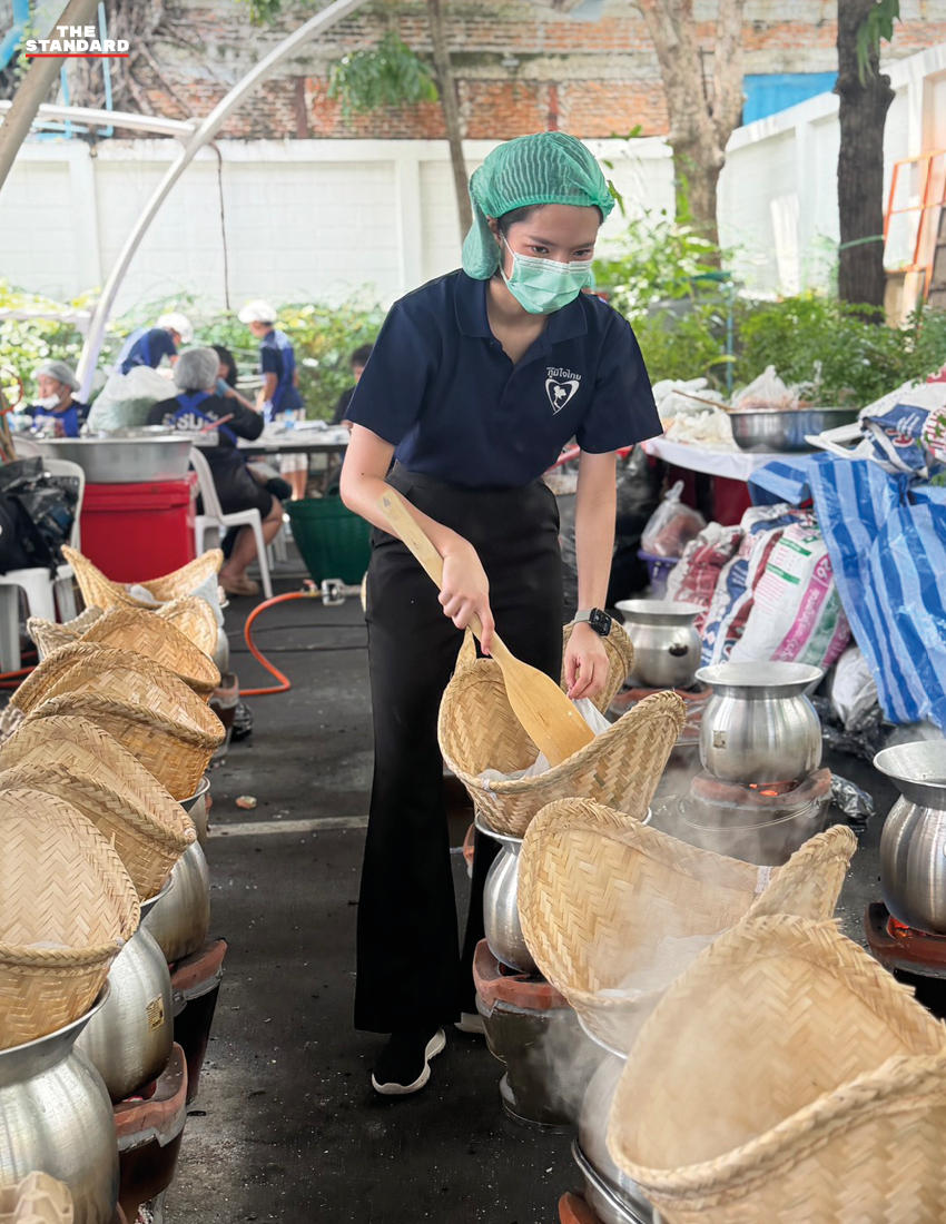 เจ้าหน้าที่พรรคภูมิใจไทยกำลังจัดเตรียมอาหารปรุงสุกในโรงครัวเพื่อแจกจ่าย 2