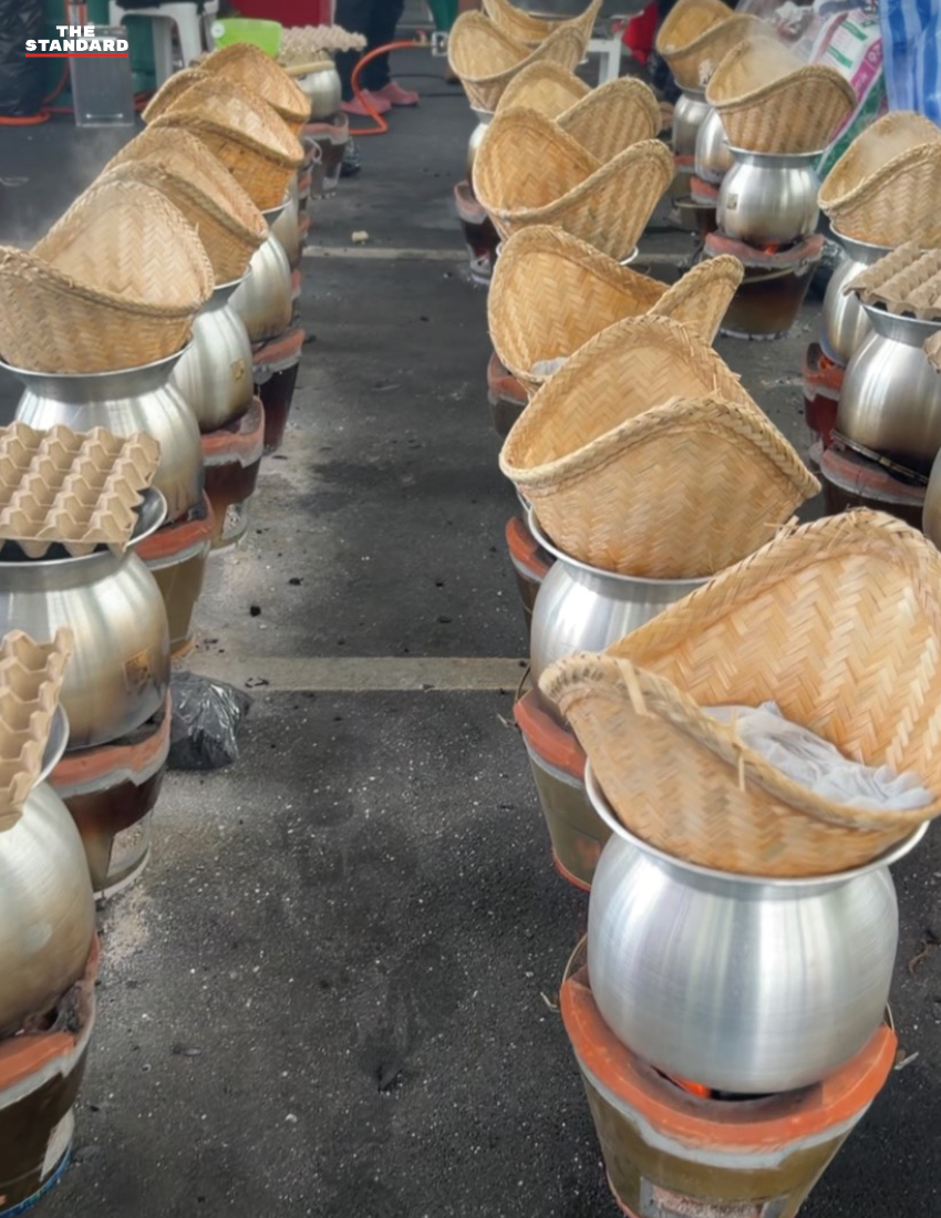 เจ้าหน้าที่พรรคภูมิใจไทยกำลังจัดเตรียมอาหารปรุงสุกในโรงครัวเพื่อแจกจ่าย 3