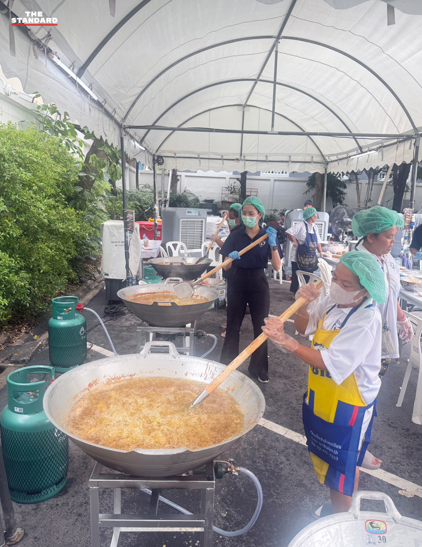 เจ้าหน้าที่พรรคภูมิใจไทยกำลังจัดเตรียมอาหารปรุงสุกในโรงครัวเพื่อแจกจ่าย 8