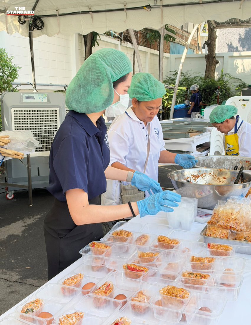 เจ้าหน้าที่พรรคภูมิใจไทยกำลังจัดเตรียมอาหารปรุงสุกในโรงครัวเพื่อแจกจ่าย 9